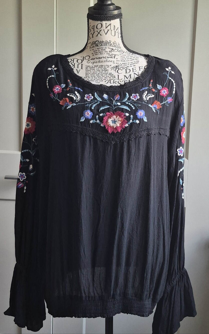 NWT XHILARATION FLORAL TOP BOHO  Size 2X Black.  Bust 48"/ Length 24"